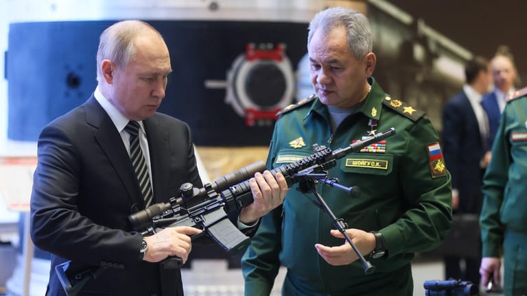 Wladimir Putin und der russische Verteidigungsminister Sergei Schoigu: Russland hat einen günstigen Augenblick für den Angriff auf die Ukraine gewählt, sagt Historiker Harold James.