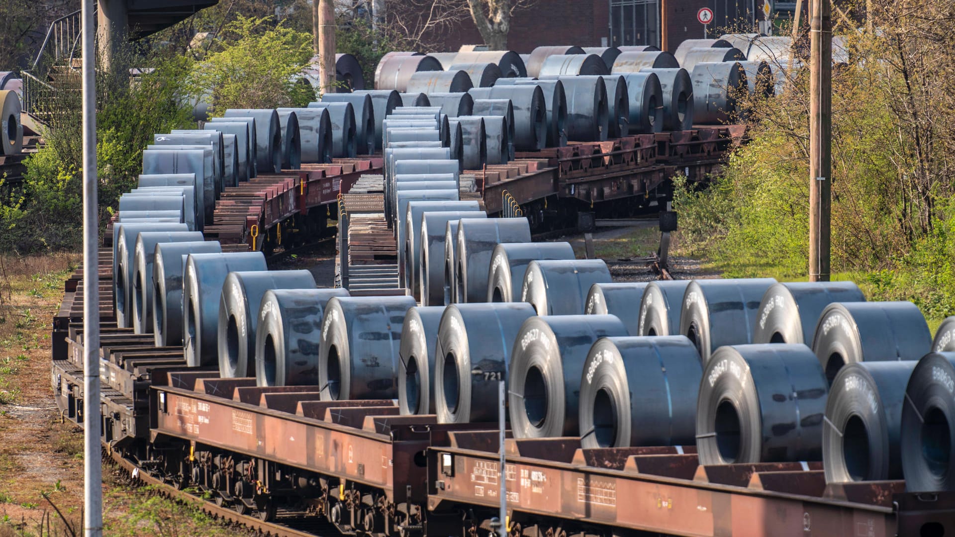 Bandstahlrollen am ThyssenKrupp-Werk: Der energiehungrige Industrieriese rechnet längst durch, wann er herunterfahren muss.