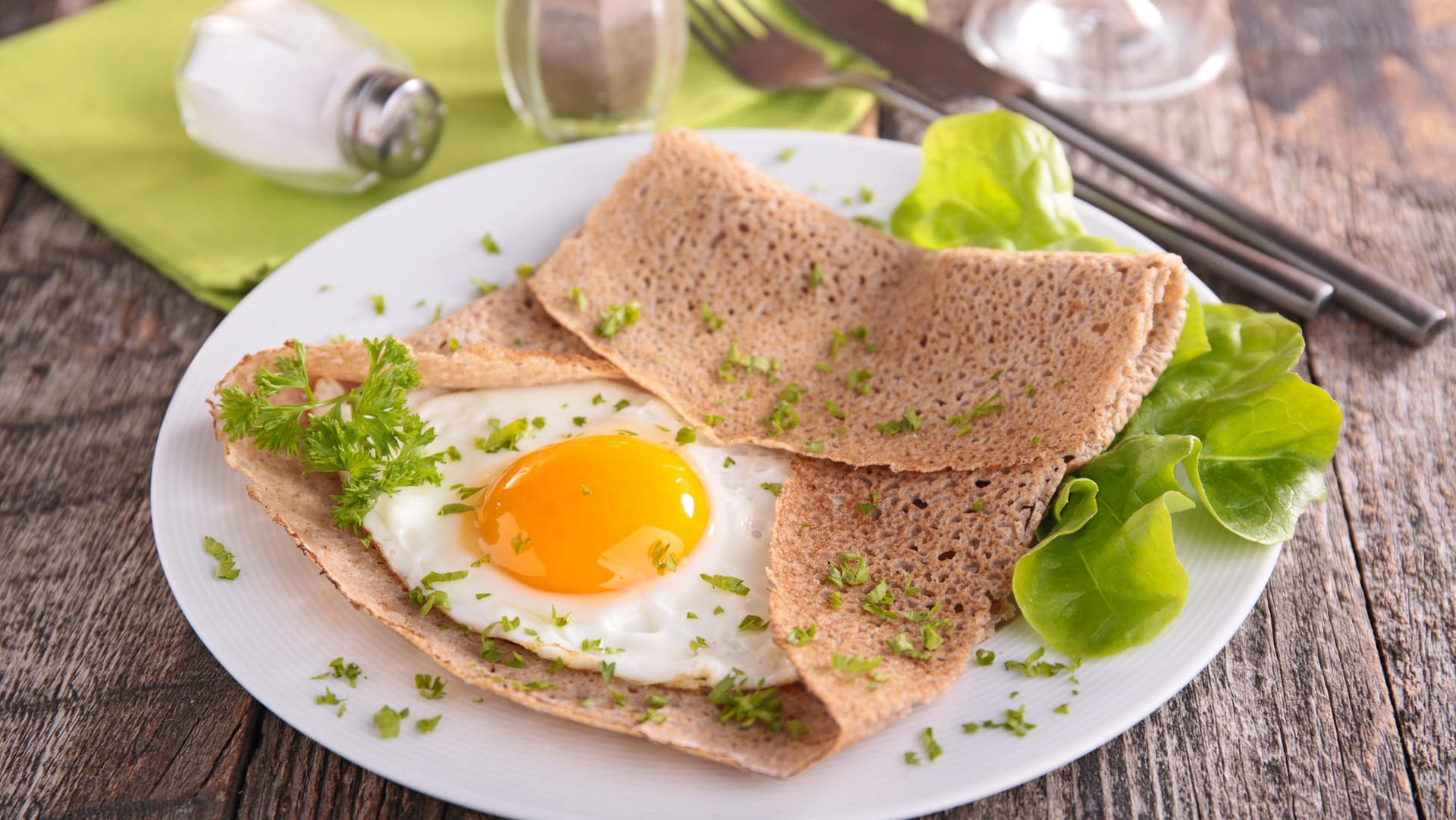 Crêpes aus Buchweizen: Die Variante mit Buchweizenmehl ist etwas dunkler als Crêpes aus Weizenmehl.