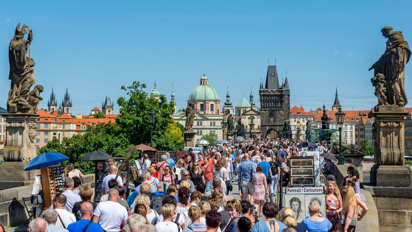 Menschenmenge auf der Karlsbrücke: Die Touristenattraktion führt eher zu Staus als zu schönen Erlebnissen in Prag.