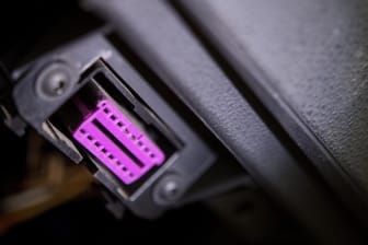Bleibt besser frei von nutzlosen Steckern: Die OBD2-Schnittstelle befindet sich meist unterhalb des Lenkrads im FuΓraumbereich unter einer Abdeckung. Aber auch in Mittelkonsole oder Handschuhfach kann sich der Steckplatz verbergen. Bleibt besser frei von nutzlosen Steckern: Die OBD2-Schnittstelle befindet sich meist unterhalb des Lenkrads im FuΓraumbereich unter einer Abdeckung. Aber auch in Mittelkonsole oder Handschuhfach kann sich der Steckplatz verbergen.