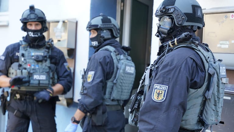 Einsatzkräfte der Polizei (Archivbild): Die vier Tatverdächtigen wurden nach Durchsuchungen in Berlin festgenommen.