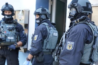 Einsatzkräfte der Polizei (Archivbild): Die vier Tatverdächtigen wurden nach Durchsuchungen in Berlin festgenommen.
