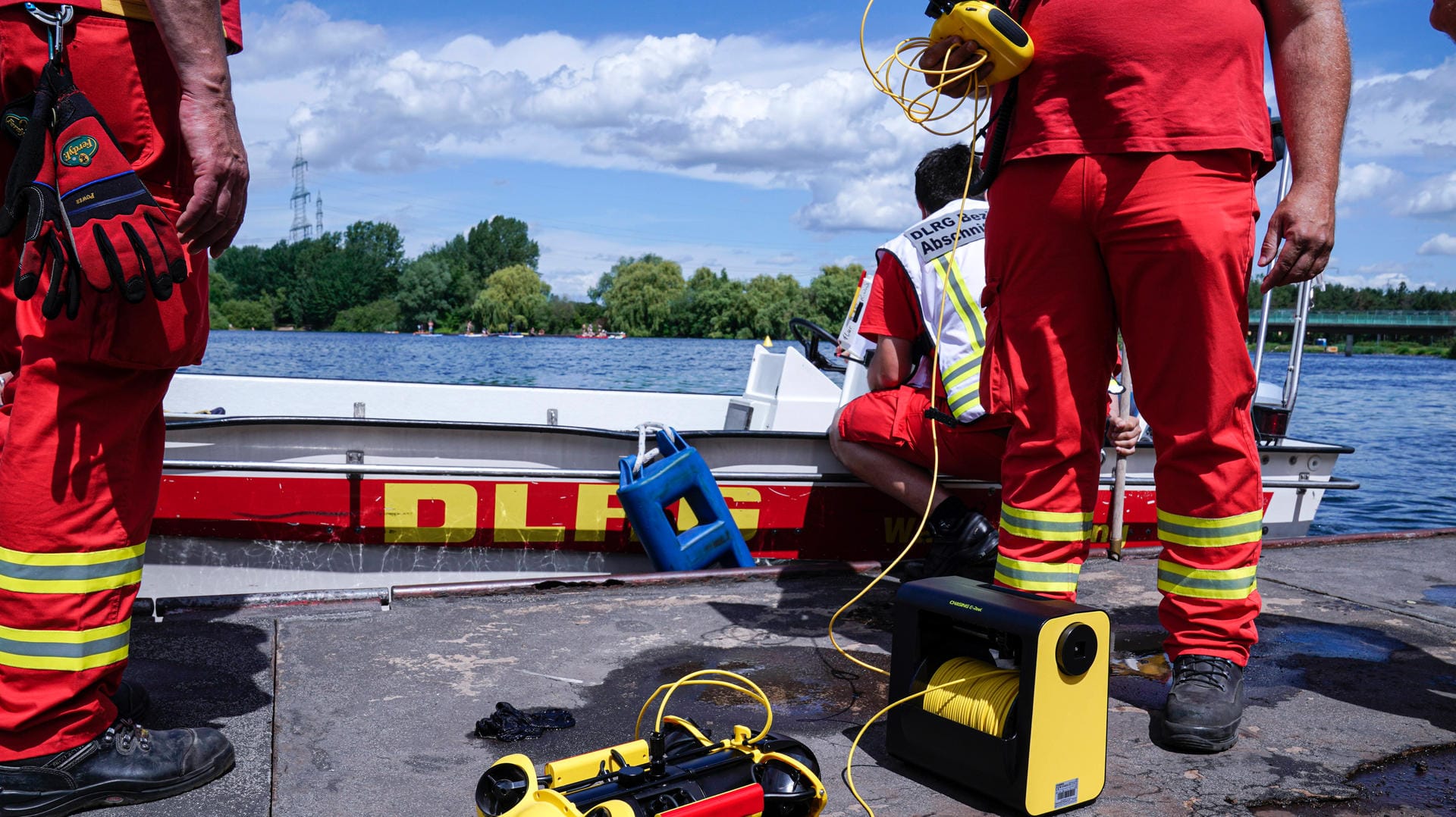 Rettungskräfte an einem See (Archiv): Der Mann war zunächst als vermisst gemeldet worden. Rettungskräfte an einem See (Archiv): Der Mann war zunächst als vermisst gemeldet worden.