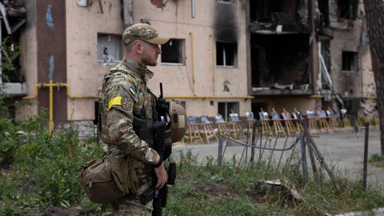 Ukrainischer Soldat in Kiew: Einige Wehrpflichtige sind zu Beginn des Krieges an sicherere Orte in der Ukraine geflohen.