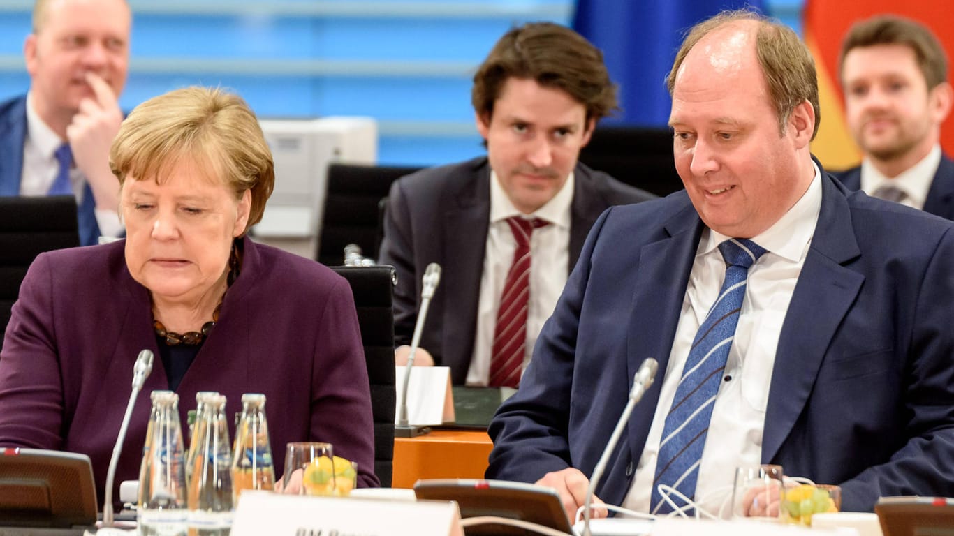 Die ehemalige Bundeskanzlerin Angela Merkel und ihr Kanzleramtsminister Helge Braun bei einer Sitzung mit den Ministerpräsidenten (Archiv): Eine Zeitung hatte beantragt, Zugang zu den Kurzprotokollen zu bekommen.
