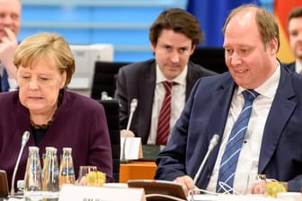 Die ehemalige Bundeskanzlerin Angela Merkel und ihr Kanzleramtsminister Helge Braun bei einer Sitzung mit den Ministerpräsidenten (Archiv): Eine Zeitung hatte beantragt, Zugang zu den Kurzprotokollen zu bekommen.