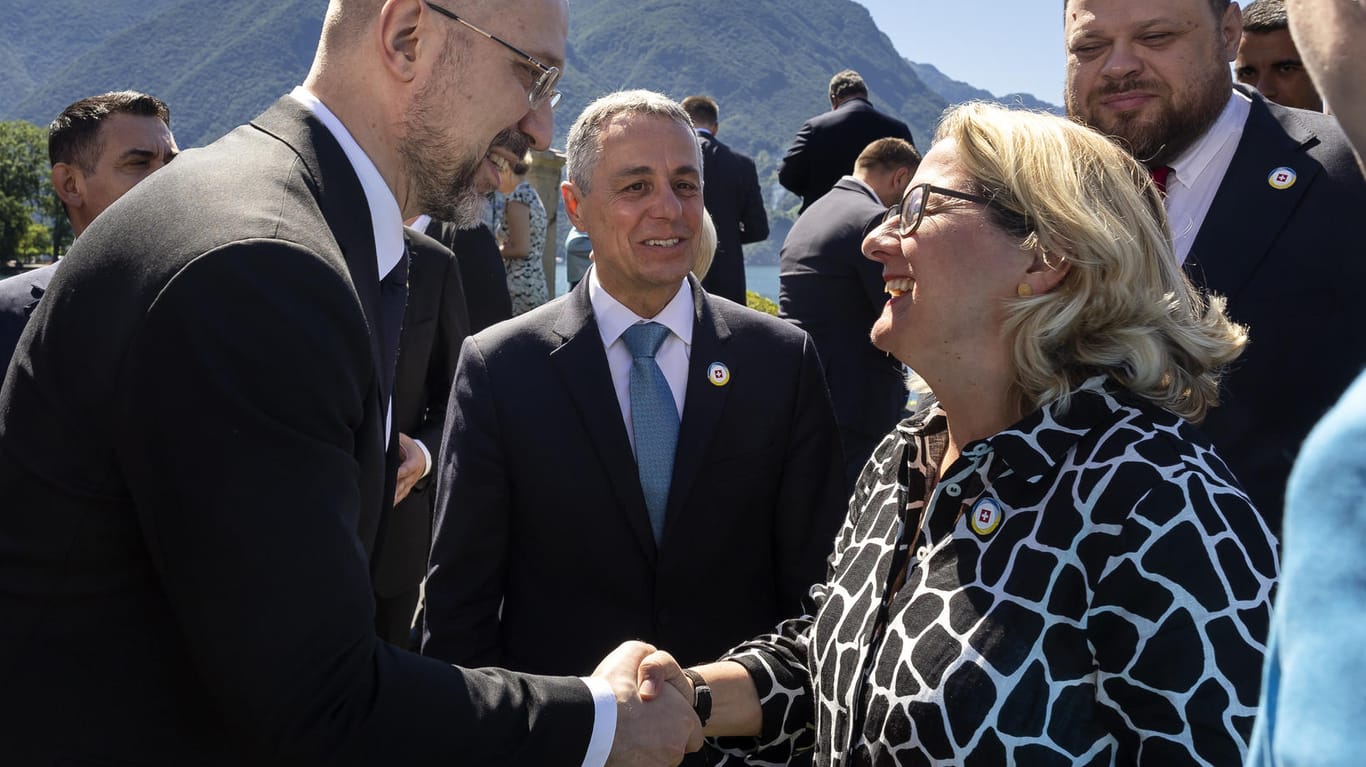 Entwicklungsministerin Schulze (r.) schüttelt die Hand von Denys Shmyhal, dem ukrainischen Ministerpräsidenten: Die Weltgemeinschaft sei geeint in dem Ziel "des Wiederaufbaus einer freien und demokratischen Ukraine", so Schulze.