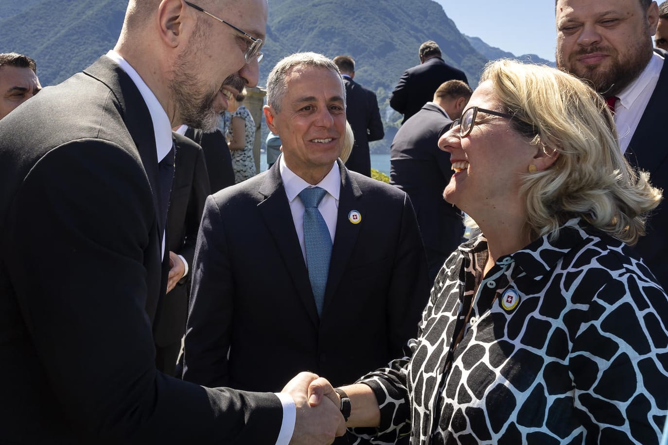 Entwicklungsministerin Schulze (r.) schüttelt die Hand von Denys Shmyhal, dem ukrainischen Ministerpräsidenten: Die Weltgemeinschaft sei geeint in dem Ziel "des Wiederaufbaus einer freien und demokratischen Ukraine", so Schulze.