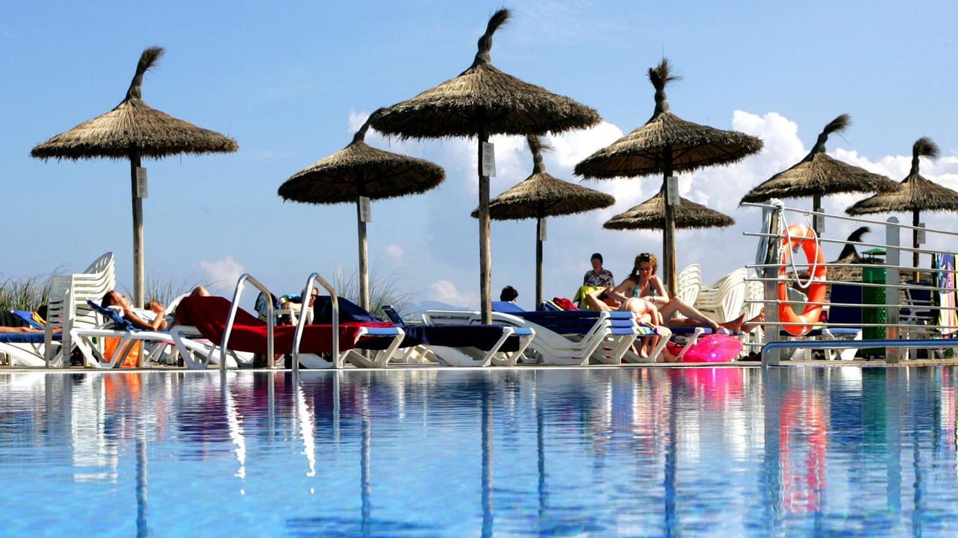 Pool auf Mallorca (Archiv): Ein Siebenjähriger wurde schwer verletzt. Pool auf Mallorca (Archiv): Ein Siebenjähriger wurde schwer verletzt.