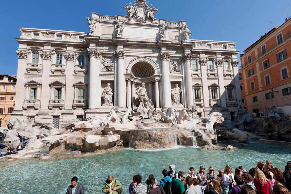 Trevi-Brunnen in Rom (Symbolbild): Vor allem rund um die beliebtesten Sehenswürdigkeiten in Rom gibt es viele Touristenfallen.