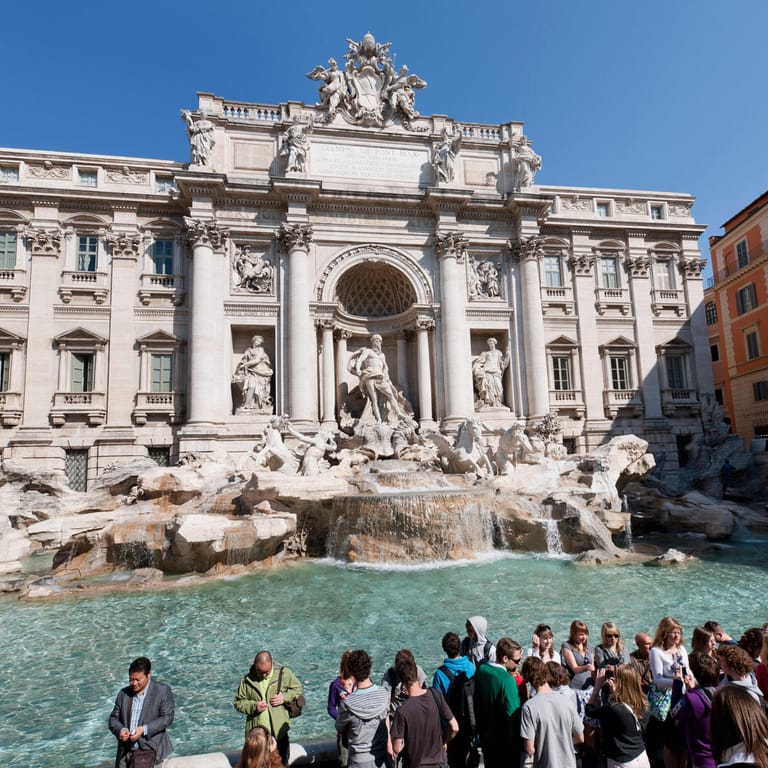 Trevi-Brunnen in Rom (Symbolbild): Vor allem rund um die beliebtesten Sehenswürdigkeiten in Rom gibt es viele Touristenfallen.