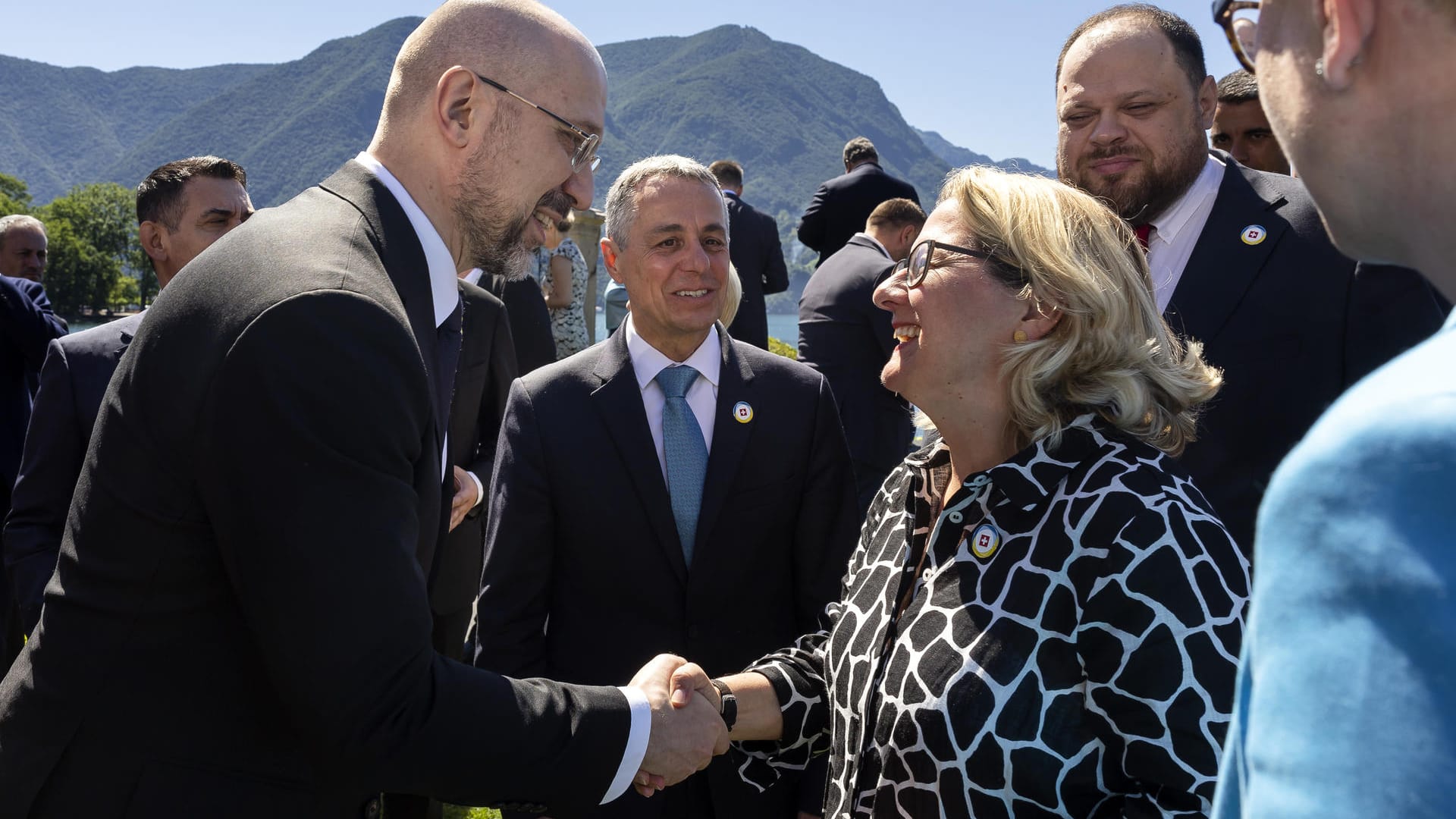 Denys Shmyhal (l), Ministerpräsident der Ukraine, und Svenja Schulze, Bundesentwicklungsministerin: 2024 soll die Konferenz in Deutschland stattfinden.