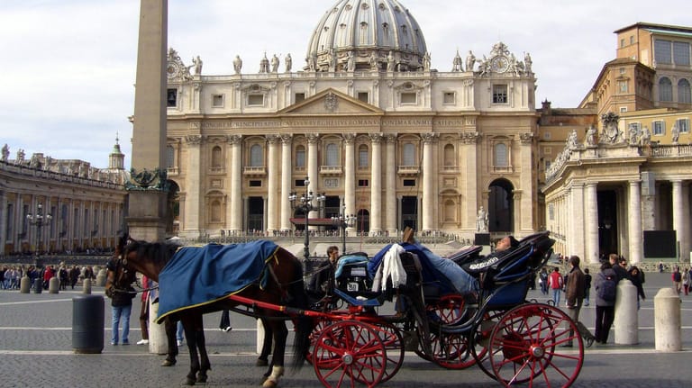 Kutsche vor dem Petersdom (Symbolbild): Die romantisch wirkende Kutschfahrt kann schnell zum teuren Vergnügen werden.