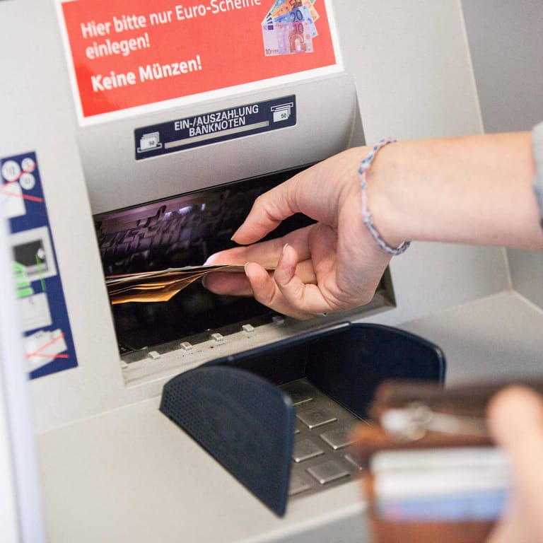 Eine Frau entnimmt Bargeld aus einem Bankautomaten: Die Gewerkschaft Verdi hat Geldboten zum Streik aufgerufen.