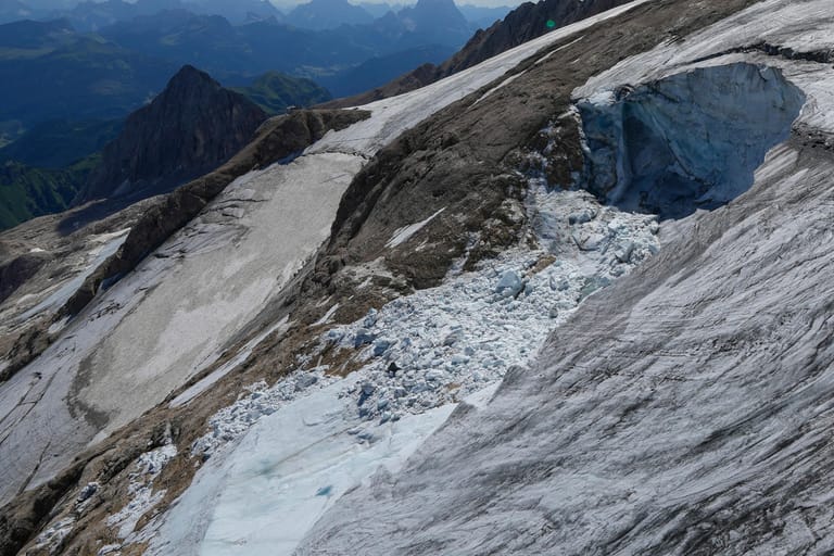 Nach Gletschersturz in Dolomiten