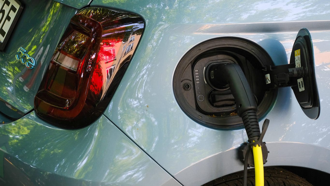 Ein Fiatfahrer lädt seinen Wagen an einer Stromtankstelle in Düsseldorf: Die Batterieleistung der Elektroautoflotten wird zunehmend besser. Doch die Begeisterung in der Bevölkerung hält sich in Grenzen - ein Risiko für die grünen Verkehrsziele der Regierung.