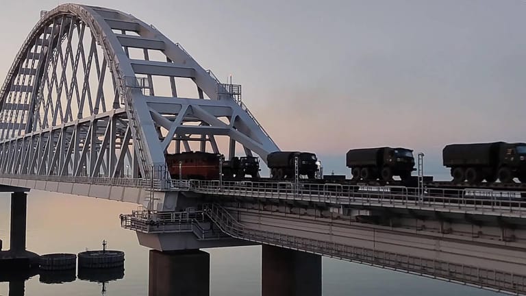 Russische Militär-Lkw auf einem Zug auf der Krim-Brücke kurz vor Beginn des Krieges: "Die längste Brücke Europas lässt sich nicht verstecken."
