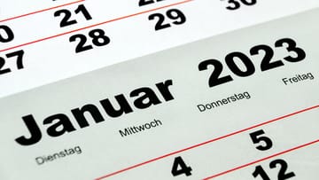 Kalender: Wer gut plant, kann mit wenigen Urlaubstagen eine längere Zeit am Stück frei machen.