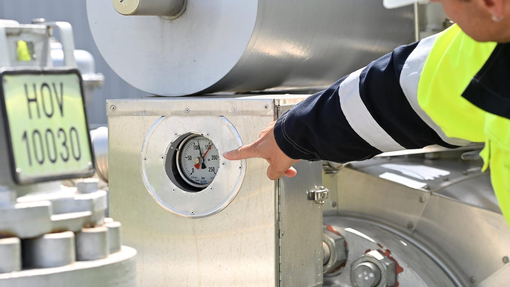 Arbeiter bei der Arbeit am Erdgasspeicher Bierwang: Der Speicher wird von Uniper betrieben. Arbeiter bei der Arbeit am Erdgasspeicher Bierwang: Der Speicher wird von Uniper betrieben.