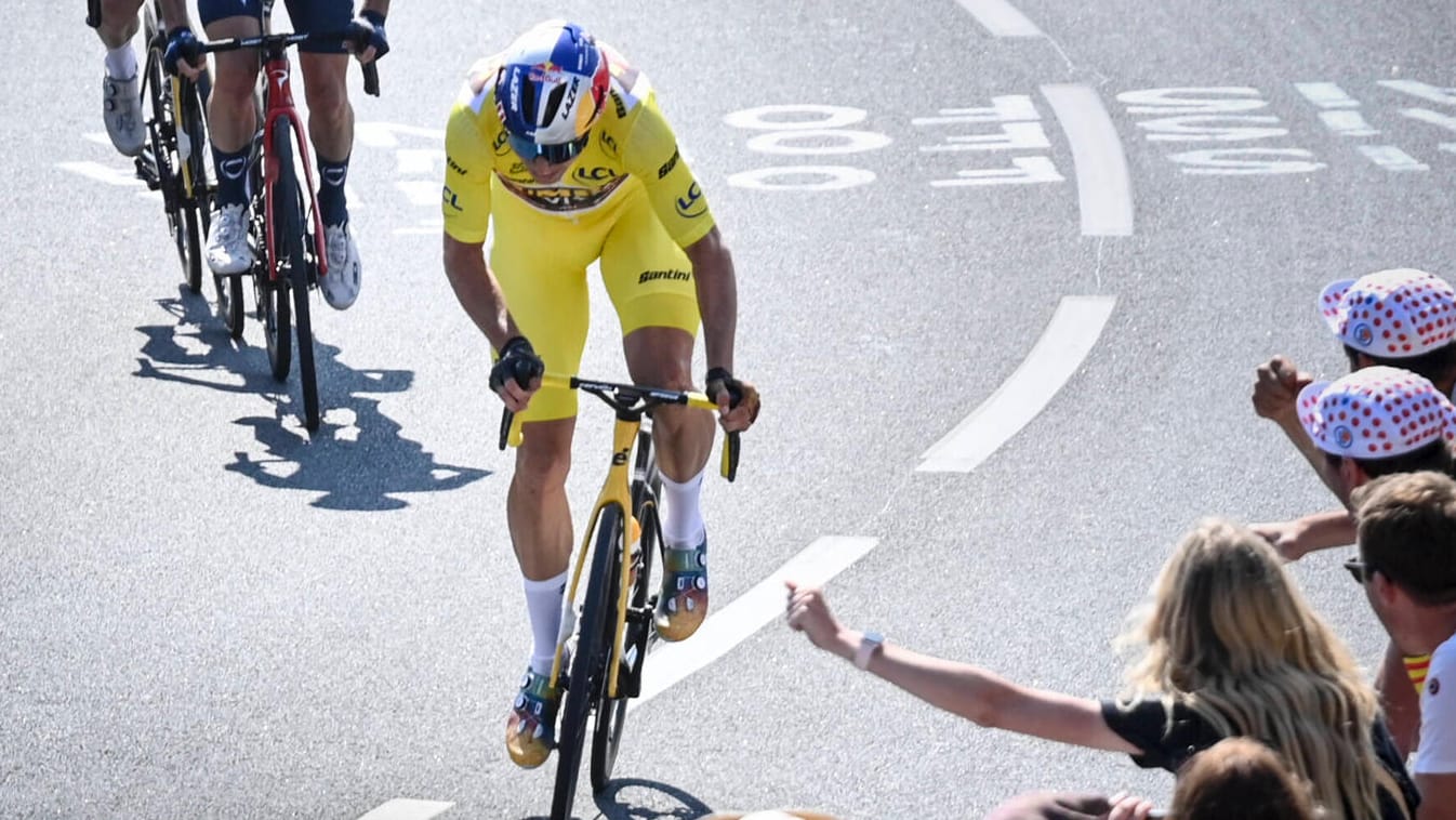 Wout van Aert (r.) enteilt seinen Konkurrenten am letzten Anstieg vor dem Ziel.