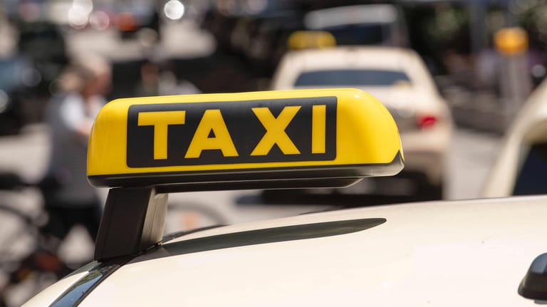 Ein Taxifahrer ist von einem vermeintlichen Geheimagenten um fast 1000 Euro betrogen worden.