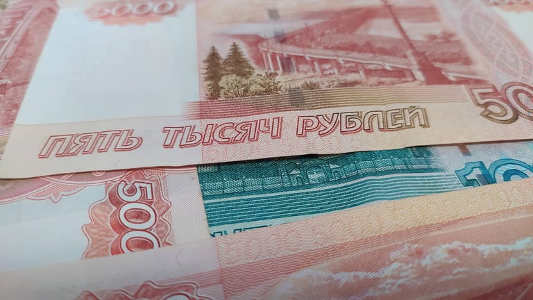 Rubel-Scheine: In den vergangenen Monaten stieg die Währung im Wert an – jetzt verliert sie.