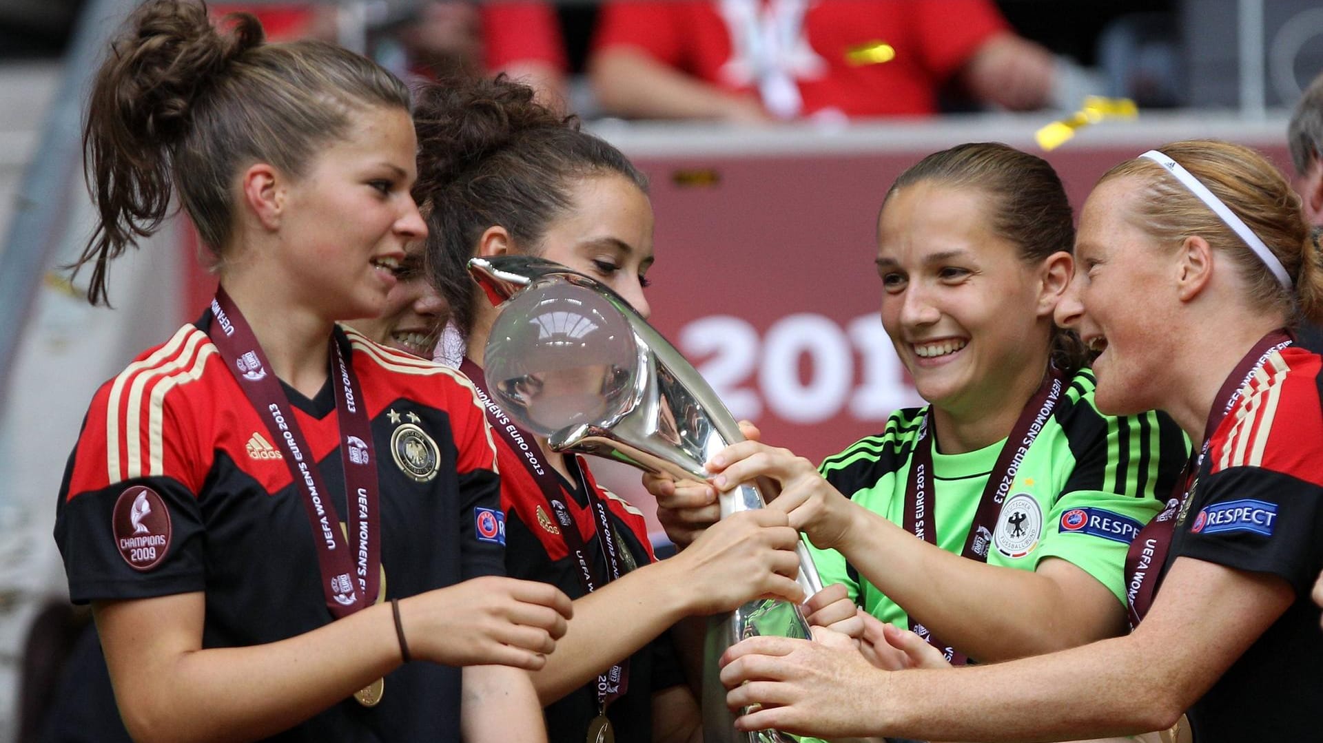 Melanie Leupolz (li.) im Jahr 2013 mit ihren Nationalmannschaftskolleginnen Sara Däbritz, Laura Benkarth und Melanie Behringer: Das DFB-Team gewann die Europameisterschaft in Schweden.