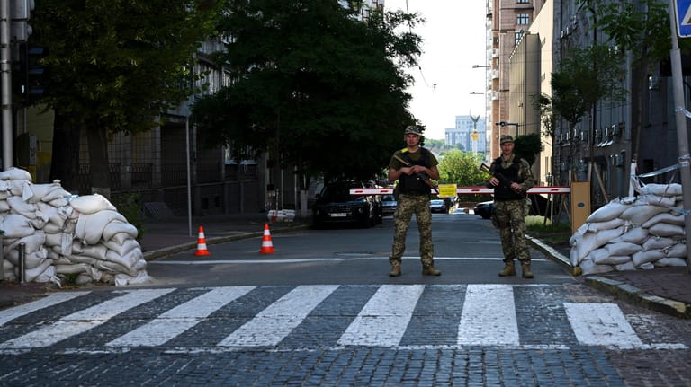 ANTHONY ALBANESE UKRAINE VISIT, Ukrainian soldiers stand guard at an intersection in central Kyiv, Ukraine, Sunday, July