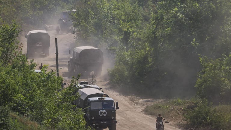 Russische Truppen sind in Luhansk unterwegs (Archivbild): Nach Angaben des Regionalgouverneurs verlegen sie Material Richtung Süden.
