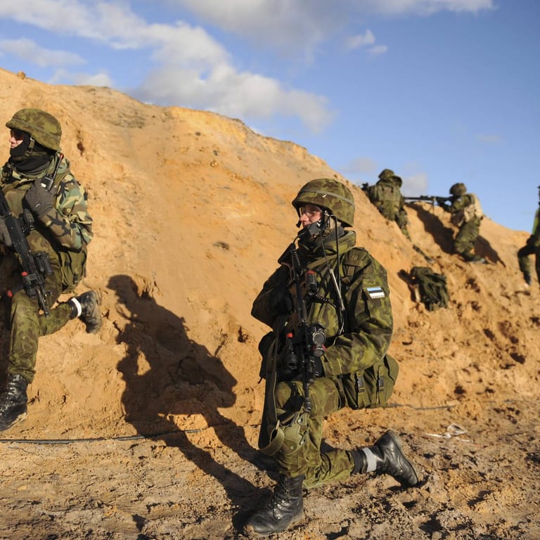 Lettische Soldaten bei einer Übung (Archivbild): Das Land führt nächstes Wieder eine Wehrpflicht ein.