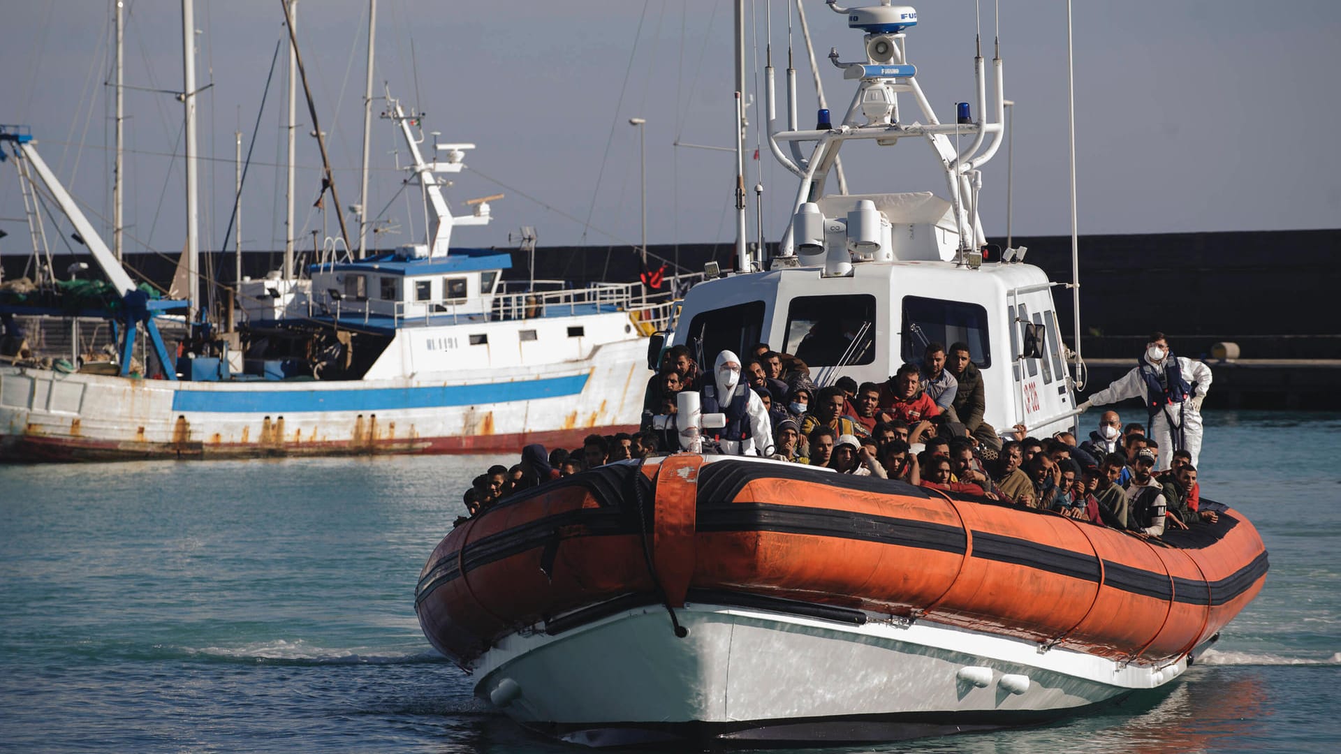 Bootsflüchtlinge erreichen Italien (Archivbild): Die libysche Küstenwache konnte 61 Menschen retten.