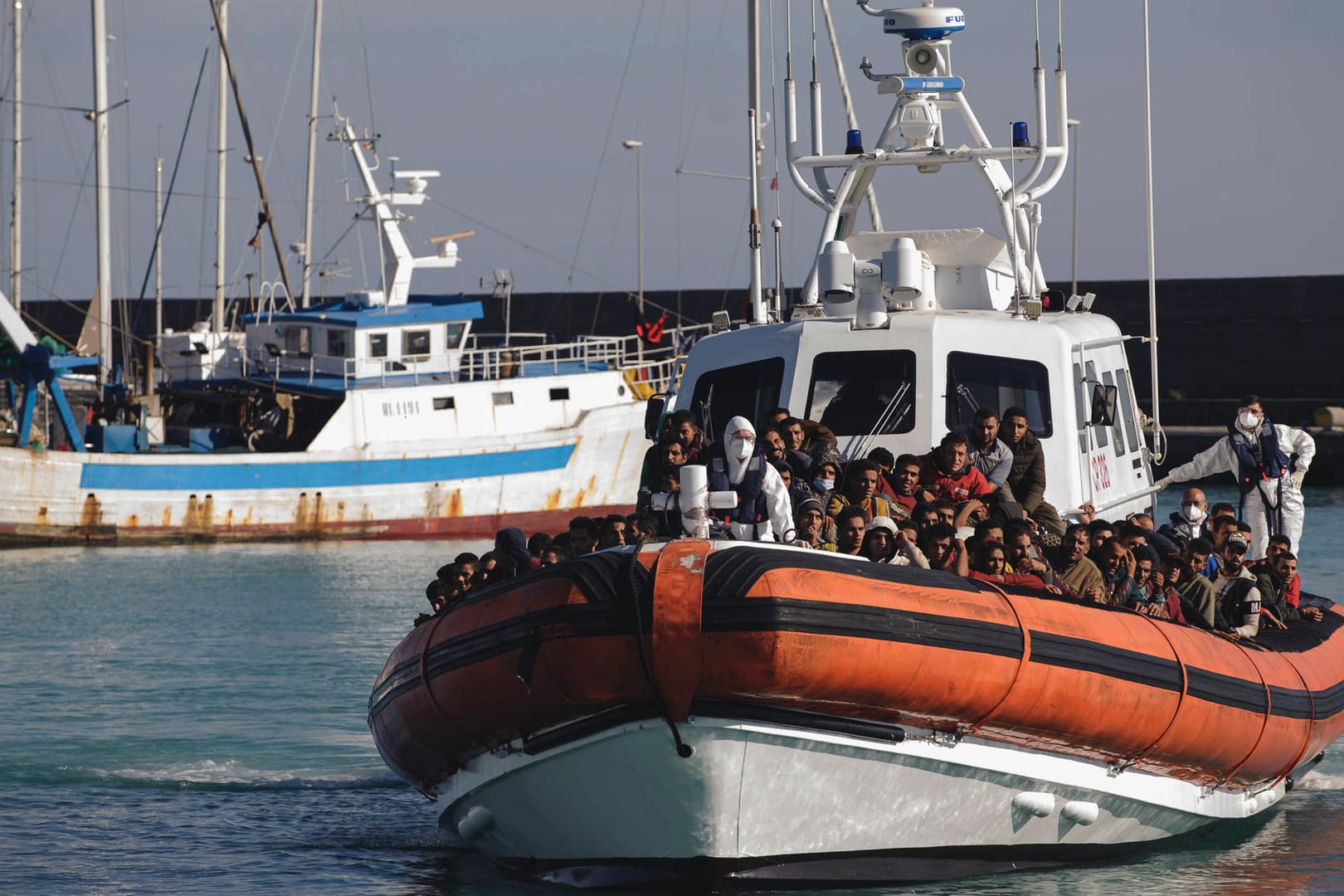 Bootsflüchtlinge erreichen Italien (Archivbild): Die libysche Küstenwache konnte 61 Menschen retten.