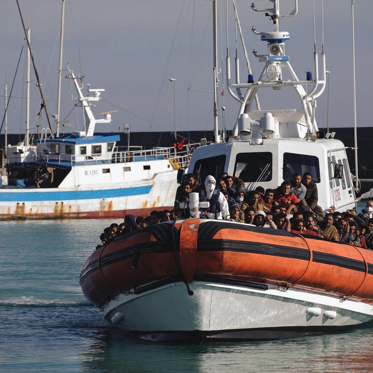 Bootsflüchtlinge erreichen Italien (Archivbild): Die libysche Küstenwache konnte 61 Menschen retten.