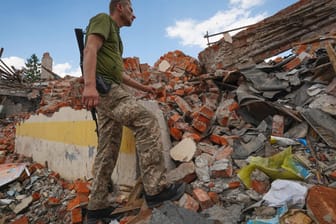Ein Mann steht auf den Trümmern einer Schule in Charkiw: Sie ist bei einem russischen Raketenangriff zerstört worden.