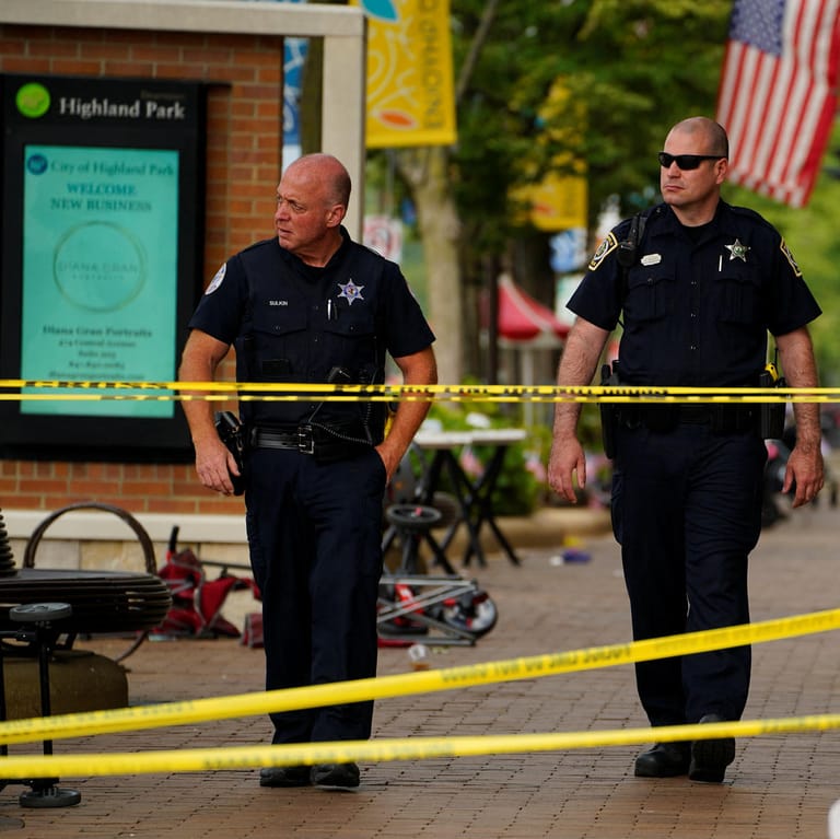 Polizeibeamte am Tatort in Highland Park: Am Independence Day hat hier ein 21-Jähriger um sich geschossen und mehrere Menschen getötet.