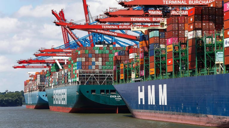 Containerschiffe (Symbolbild): Mehr als zwei Prozent der globalen Frachtkapazität stehen in der Nordsee still.