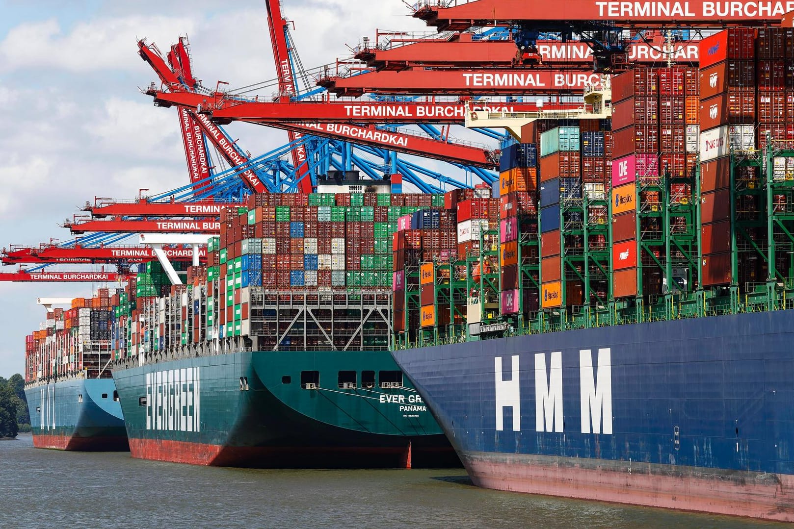 Containerschiffe (Symbolbild): Mehr als zwei Prozent der globalen Frachtkapazität stehen in der Nordsee still. Containerschiffe (Symbolbild): Mehr als zwei Prozent der globalen Frachtkapazität stehen in der Nordsee still.