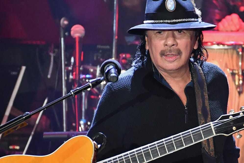 Carlos Santana: Der Stargitarrist kollabierte auf der Bühne.