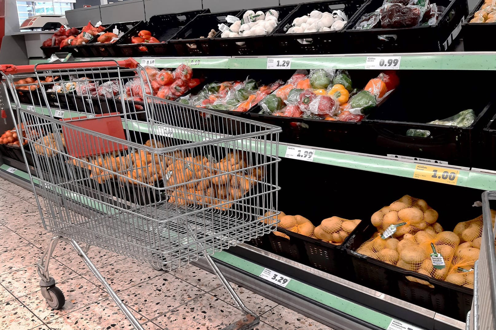 Einkaufswagen in einem Supermarkt (Symbolbild): Die Supermärkte erwarten noch Monate mit Lieferproblemen konfrontiert zu sein.