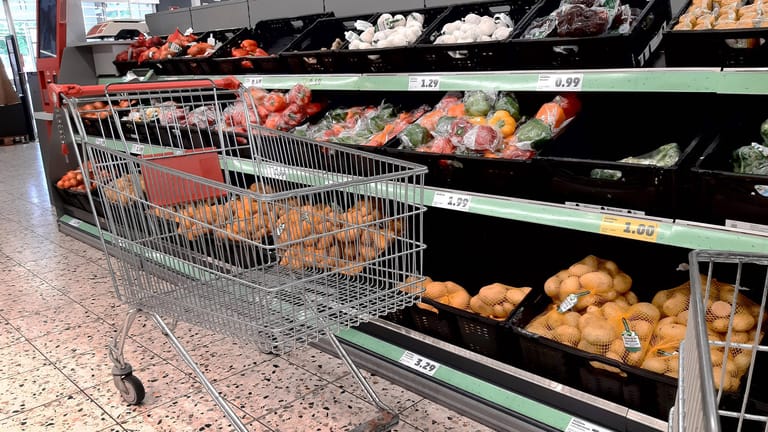 Einkaufswagen in einem Supermarkt (Symbolbild): Die Supermärkte erwarten noch Monate mit Lieferproblemen konfrontiert zu sein.