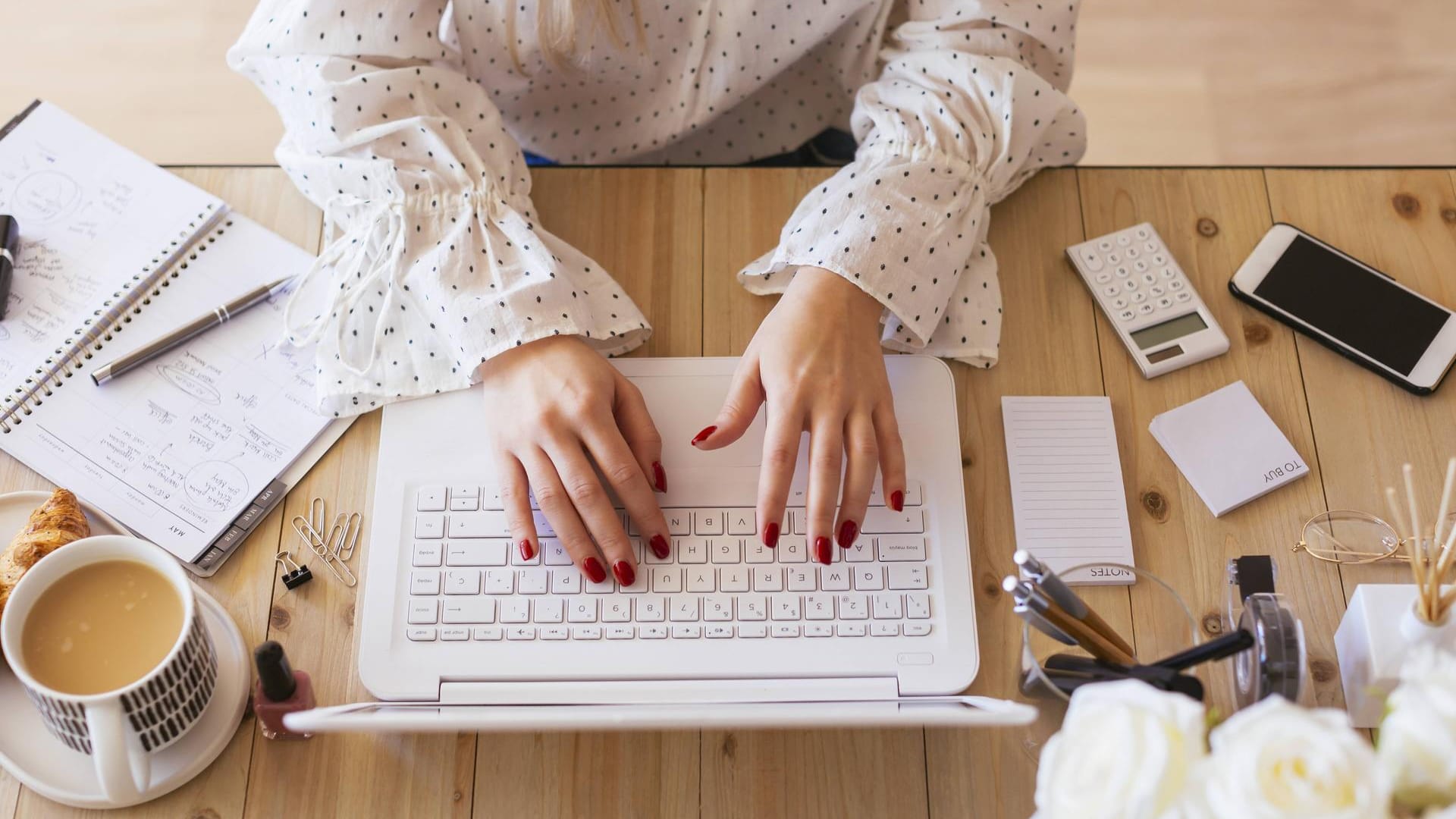 Eine Frau arbeitet im Homeoffice (Symbolbild): Millionen Deutsche machen Überstunden