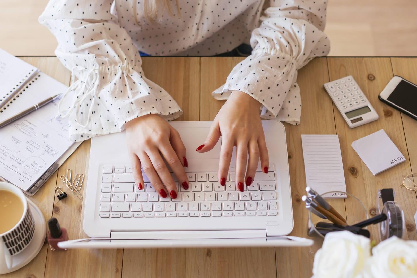 Eine Frau arbeitet im Homeoffice (Symbolbild): Millionen Deutsche machen Überstunden