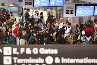 Lange Schlangen am Flughafen (Symbolbild): Rund 7.200 Beschäftigte fehlen in der Luftfahrt.