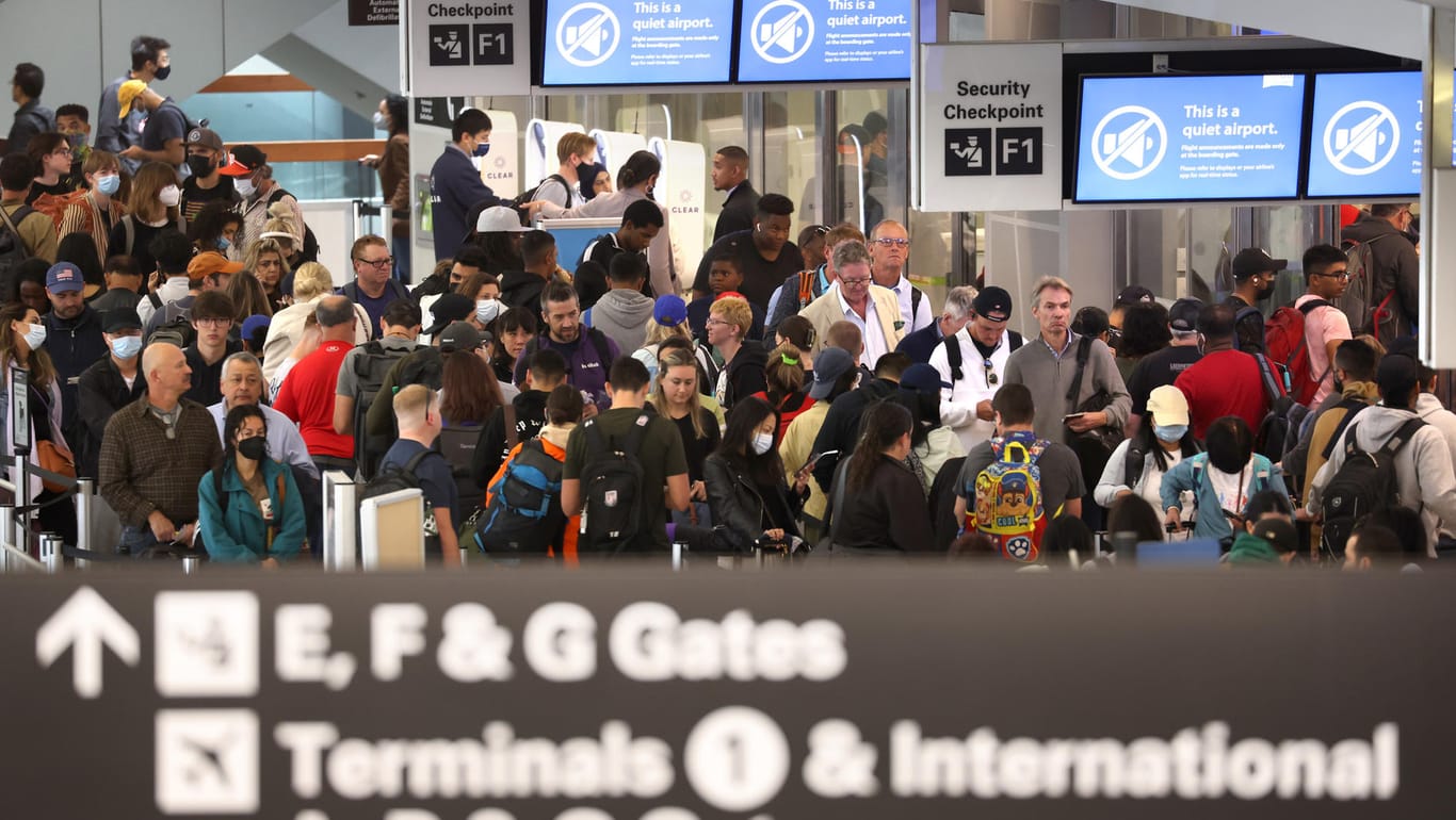 Lange Schlangen am Flughafen (Symbolbild): Rund 7.200 Beschäftigte fehlen in der Luftfahrt.