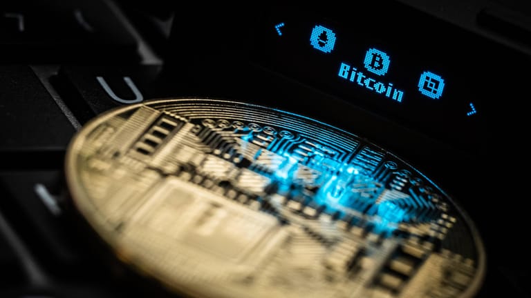 Bitcoin-Crash (Symbolbild): Kryptowährungen stehen aktuell stark unter Druck.