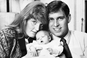 1988: Am 8. August wird Prinzessin Beatrice Elizabeth Mary von York, die erste Tochter von Prinz Andrew und Sarah Ferguson, geboren.