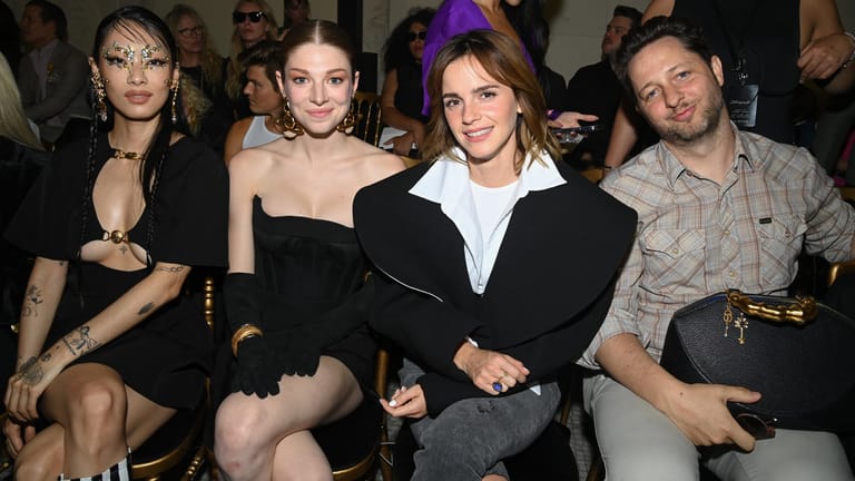 Rina Sawayama, Hunter Schafer, Emma Watson und Derek Blasberg: Sie saßen in der Front Row bei der Schiaparelli-Show.