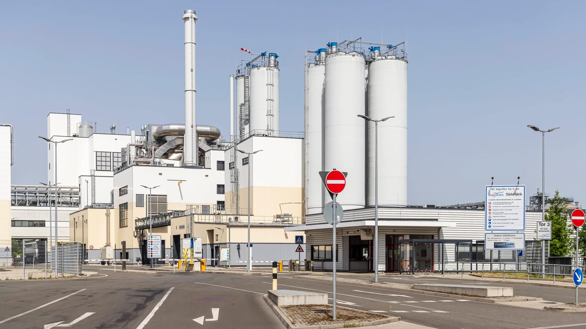 Industriefabrik (Symbolbild): Aus Angst vor den Kriegsauswirkungen und dem russischen Gaslieferungsstopp bleiben Experten pessimistisch.