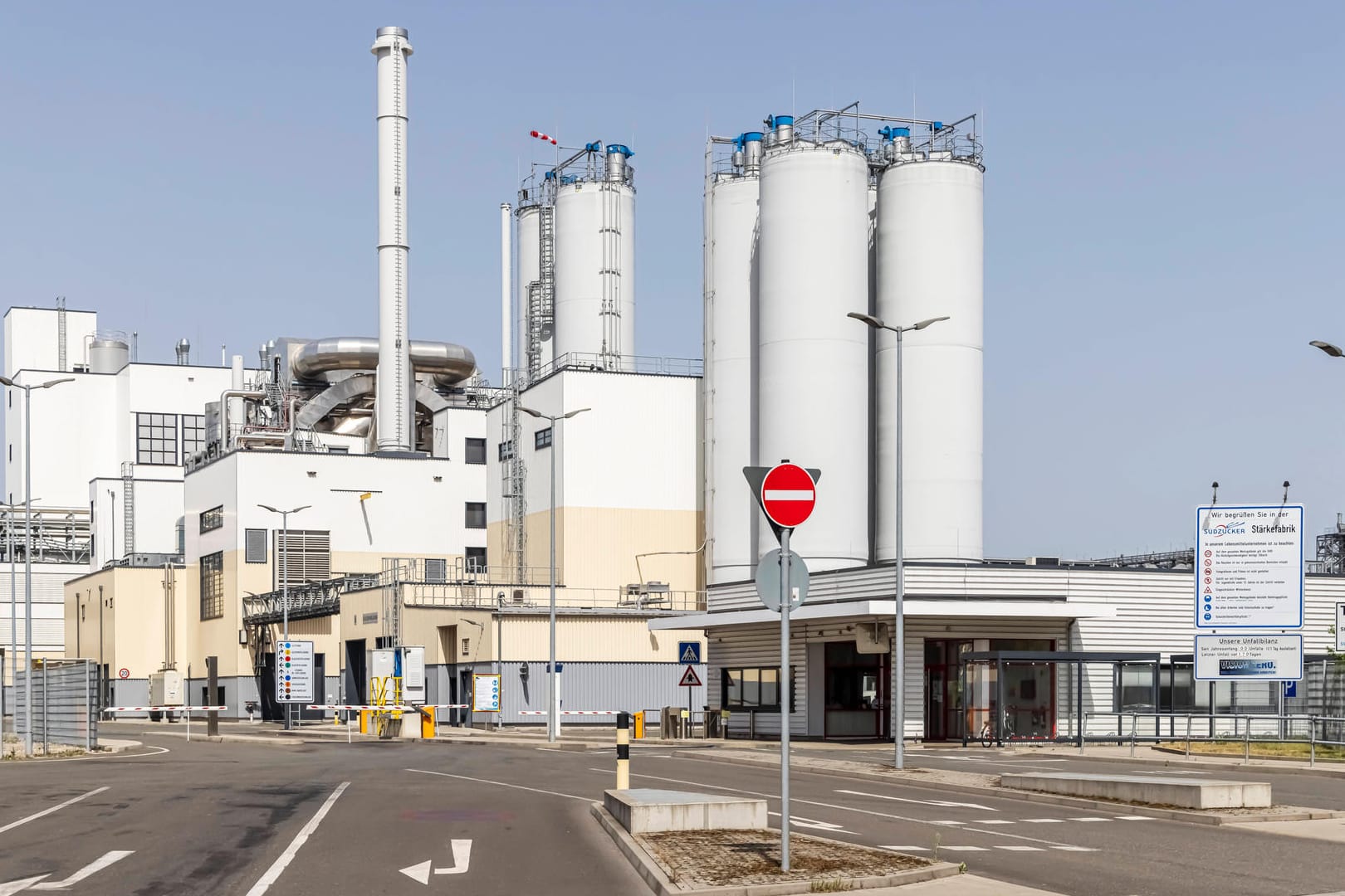 Industriefabrik (Symbolbild): Aus Angst vor den Kriegsauswirkungen und dem russischen Gaslieferungsstopp bleiben Experten pessimistisch. Industriefabrik (Symbolbild): Aus Angst vor den Kriegsauswirkungen und dem russischen Gaslieferungsstopp bleiben Experten pessimistisch.